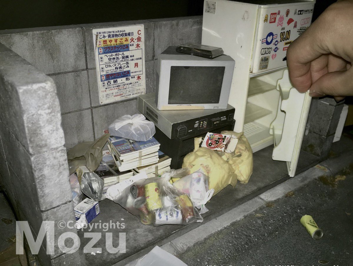 #一瞬でもリアルに見えたらRT

全て、高校生の頃に作ったミニチュア作品です。

教室の机と椅子は、ワンセット4時間×42セットを全て手作りで作ったのが最高に楽しかったです。机に貼ってあるシールも一枚一枚種類違うのを貼ったんですよ〜！

自然光最強！！

#mozu_world #ミニチュア #miniatures