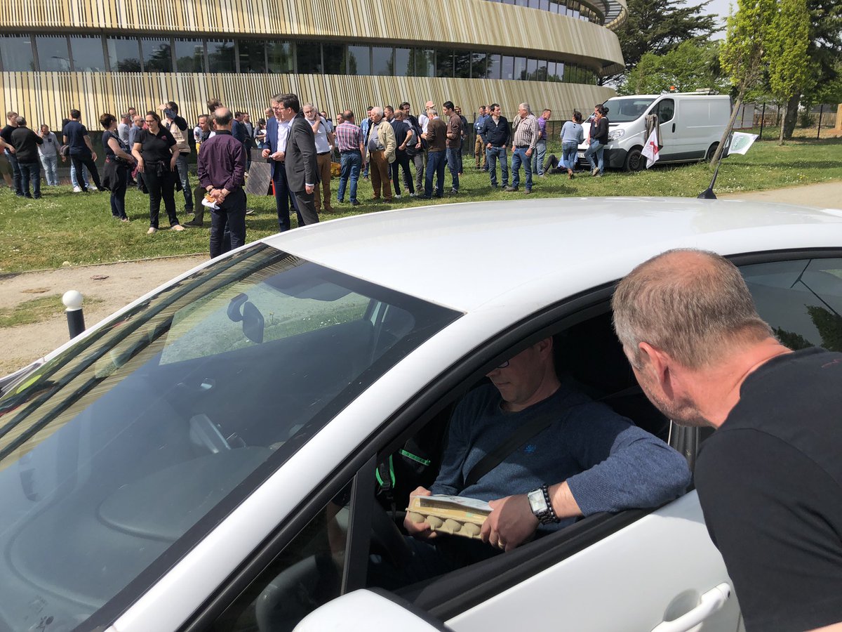Devant le campus du groupe Avril, à Bruz, la Fdsea distribue des œufs alors que, dans l’après-midi, l’association L214 a prévu, au même endroit, une mobilisation contre les œufs de batterie.