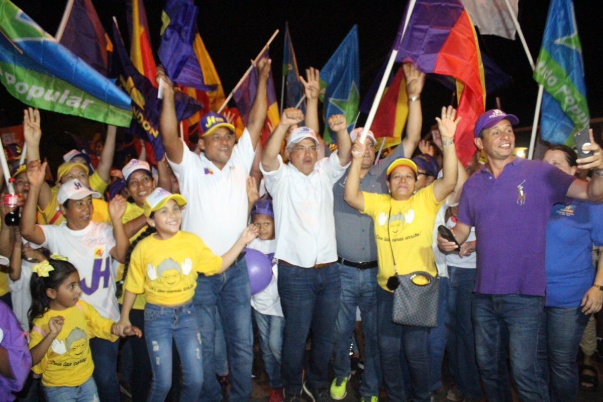 1921Pris's tweet photo. Nuestras encuestas de carne y hueso #BlandónPresidente https://t.co/NHaYZR56DN