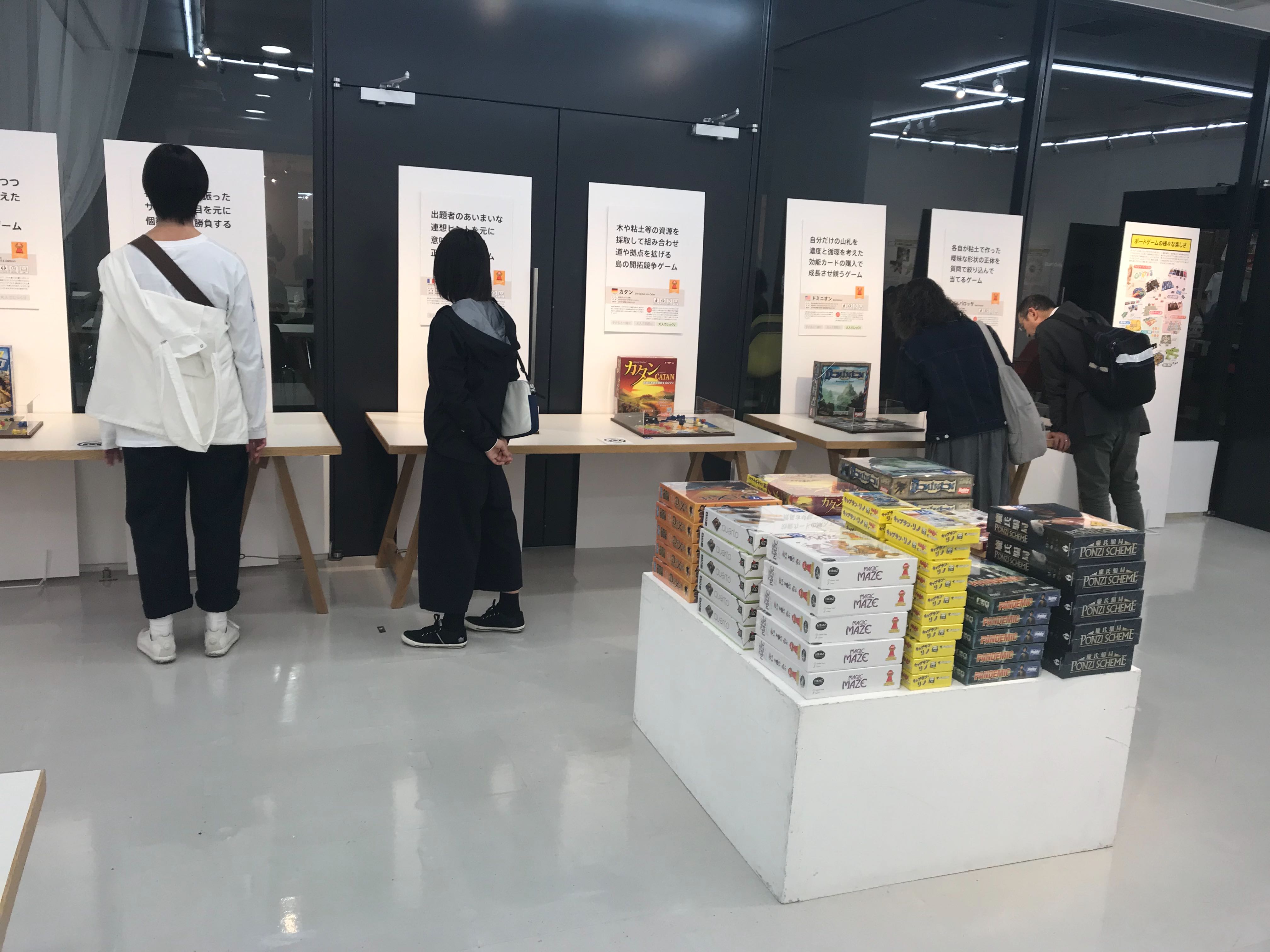 すごろくや 恒例カレンダー進呈 クリスマス包装実施中 Ar Twitter 今日から4月21日 日 まで 渋谷ヒカリエ8階のギャラリー Cube 1 2 3 で 新しい大人の嗜み 世界のボードゲーム展 として すごろくや監修の名作ゲーム展示や Haba社の ファイアドラゴン