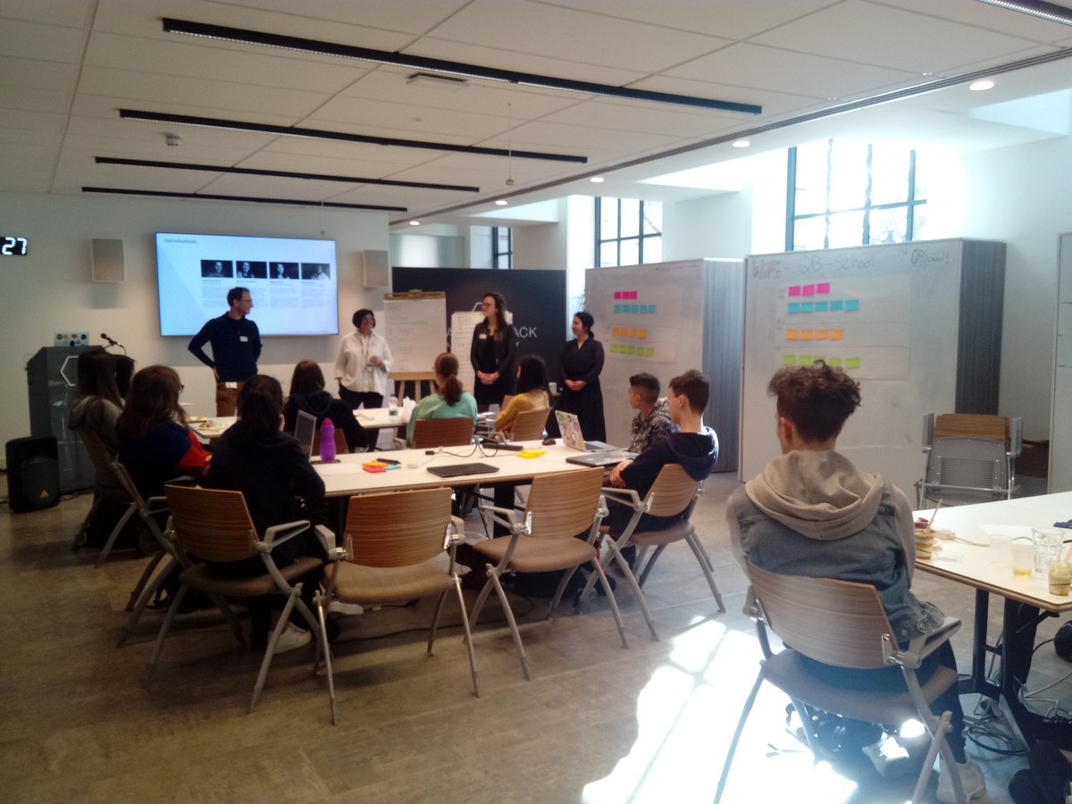 TeensInAI's tweet photo. #TeensInAI starting of the morning with a workshop @quantumblack https://t.co/yeS2MzqQ0Y