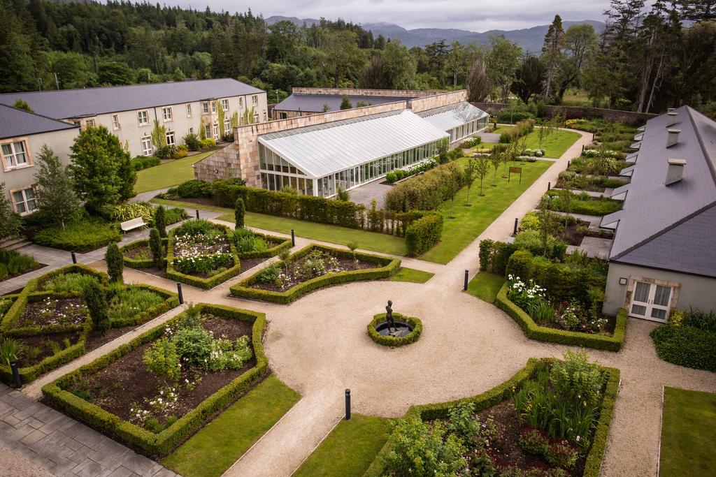 woofadvisor's tweet photo. #DogsWelcome 
Featured #PetFriendly Property: 5* Lough Eske Castle #Donegal F94 HX59
#PetsStayFree in Courtyard Guestrooms &amp; Garden Suites

Set in 43 acres forest woodland and formal gardens
Luxury Spa, Fitness Centre, Pool, Sauna &amp; Steam Room
Golf nearby

https://t.co/sMcjMh8lw9 https://t.co/DWIAcvelyl