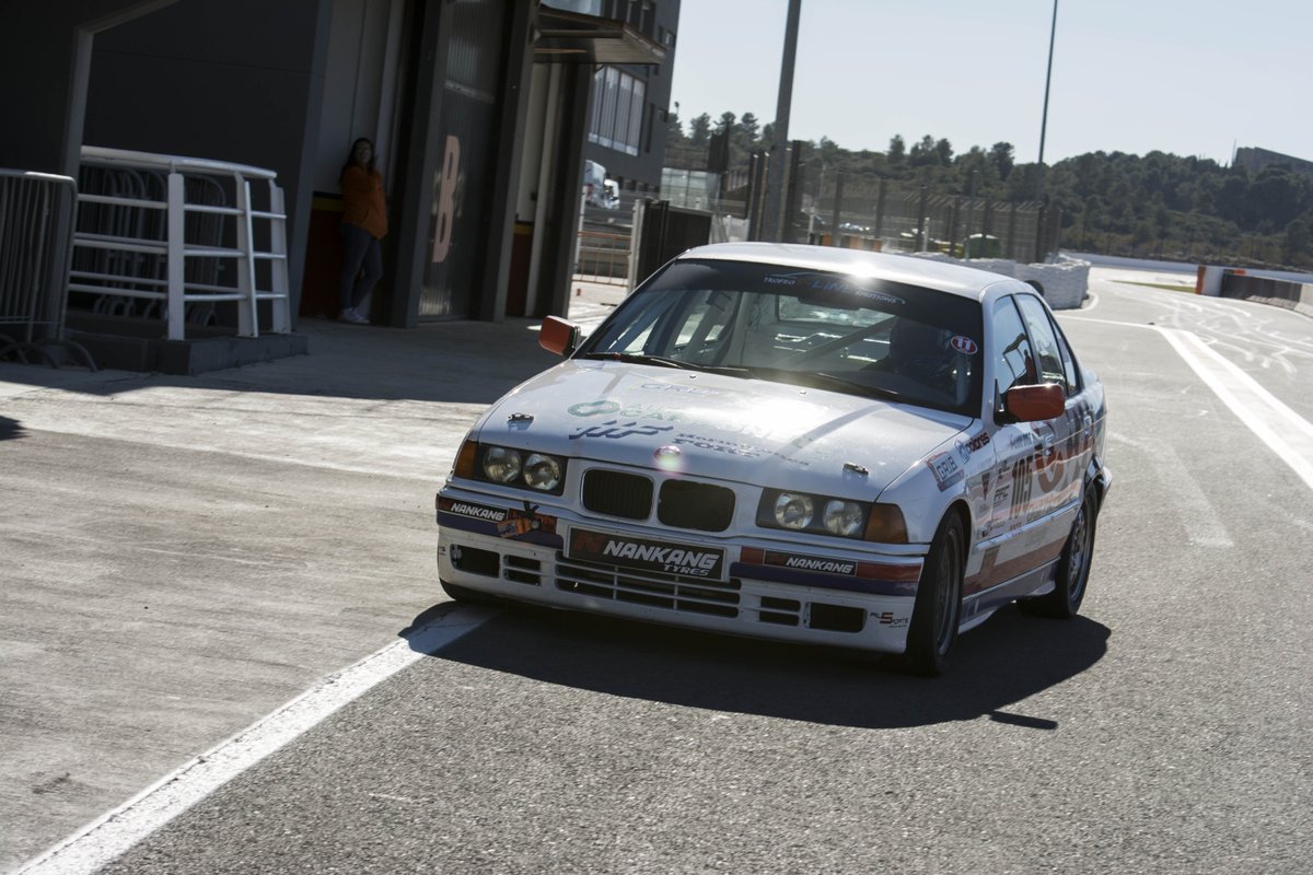 VLineOrg's tweet photo. El Trofeo #VLineEmotions vuelve a la #CECLY para disputar su segunda cita en el @CircuitoNavarra (4-5/05) en 3 carreras, siendo la tercera de ellas la de #BMWRaceDay. Toni Castillo, Óscar abajo y Jonathan Gomez, encabezan la clasificación general con muy poca diferencia https://t.co/JQZUpjYGvH