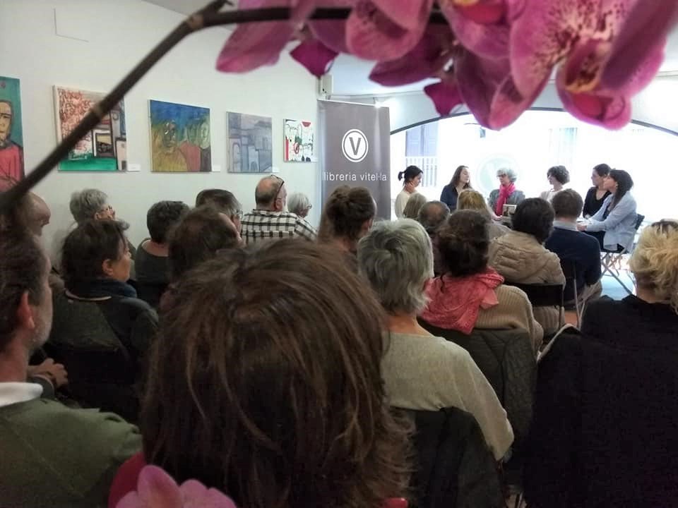 llibreriavitela's tweet photo. Magnífica presentació de l'obra de Víctor Català, ahir, a la @llibreriavitela de l'Escala. Moltíssimes gràcies @mariabohigassal @MVergonyos @RosaPou @Camps_Mar Maria Puig, Marta Pijoan, i a tots els qui ens hi vau acompanyar! 📚💛 https://t.co/vu1qxVlXx9