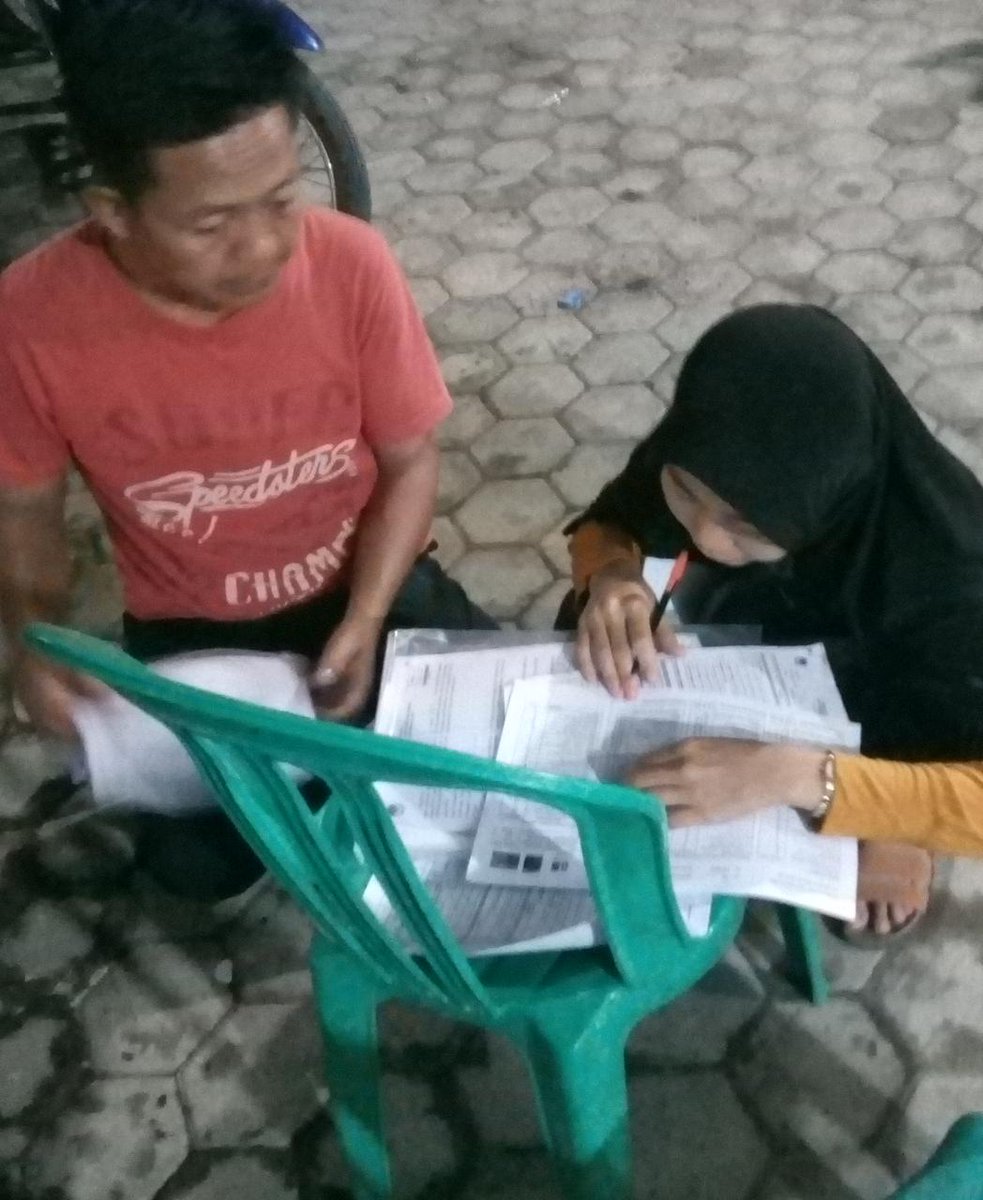 PKSejahtera's tweet photo. TPS24 Kel.Sukabumi remaja putri ini baru pertamakali jadi saksi, sampai jam 02:30 tidak beranjak dari TPS &amp; tetap semangat menjalankan tugas.
Sang ayah yang sudah selesai dalam tugas di TPS lain sempat khawatir dan terus dampingi putrinya hingga selesai.
#TerimaKasihSaksiPKS https://t.co/1Tv6esJdLn
