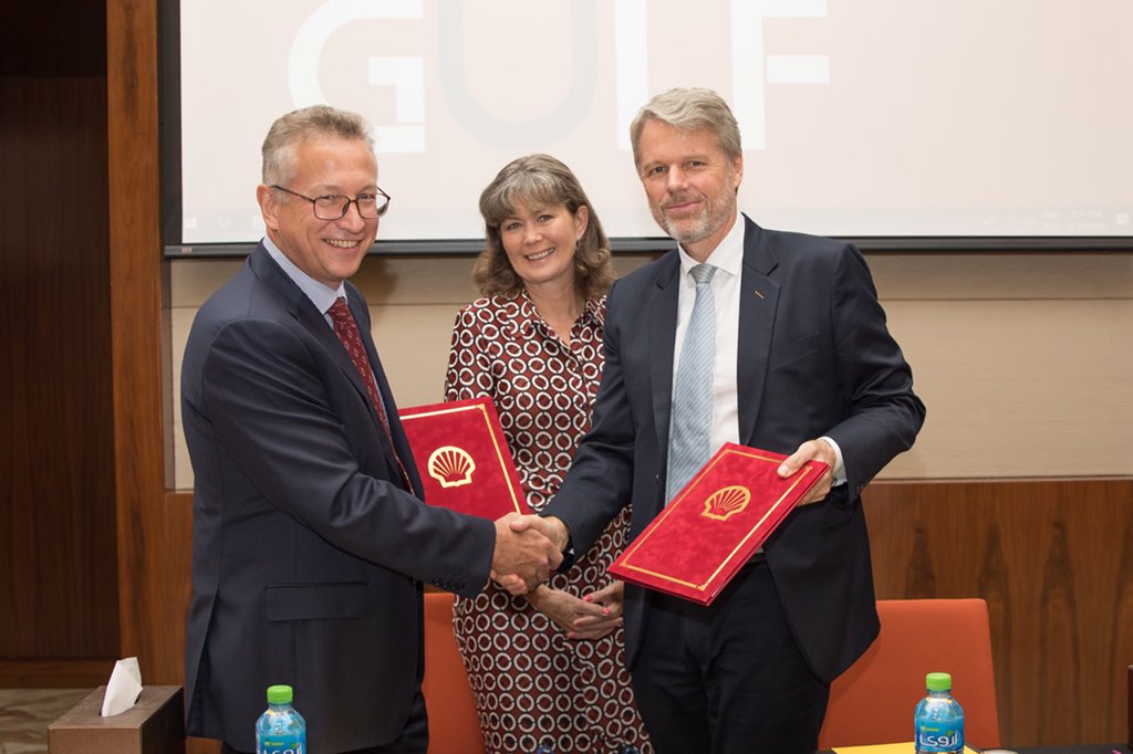 Oman_Shell's tweet photo. Together with @PortandFreezone, Shell signed a Head of Terms for a Land Lease Agreement to develop solar PV projects for the ports’ energy intensive industrial tenants!
#ShelltoOman
@NLinOman https://t.co/c4eWK2Brjf