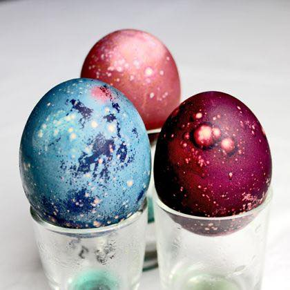 DieAstronautin's tweet photo. Das gesamte #Astronautin Team wünscht allen erholsame Ostertage. Hier gibt es mal eine Inspiration für diejenigen, die gerne noch „space-eggs“ anmalen wollen 🐣👩🚀 #spaceeggs #eastern
Quelle: Pinterest/Google https://t.co/XjR1kBFDwS