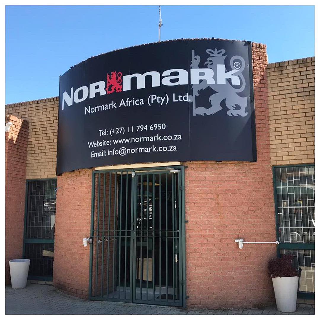 fineline_sa's tweet photo. What did you think of this custom chromadek sign we made for Normark? We customised the frame so that it follows the curve of the building.

#FinelineDesignSA #Signage #Branding #OfficeSignage #RetailSignage #RetailBranding #OfficeBranding #ChromadekSign

https://t.co/ALg3rs6bKg https://t.co/DBgL7igeLy