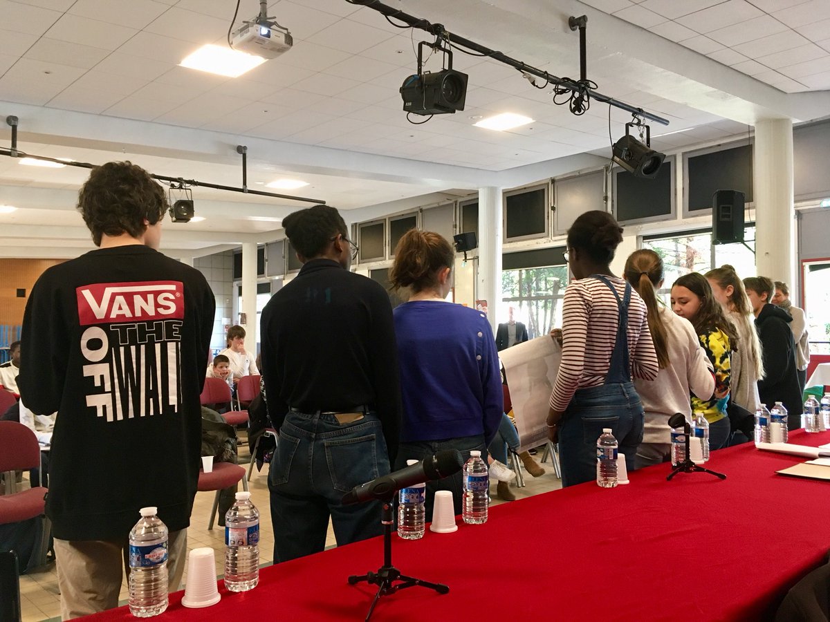 maelle_stevanin's tweet photo. Formation des ambassadeurs collégiens de la lutte contre le harcèlement scolaire. Les ambassadeurs choisissent une affiche de sensibilisation et la commentent aux autres #NonAuHarcèlement https://t.co/unsXkjDHfd