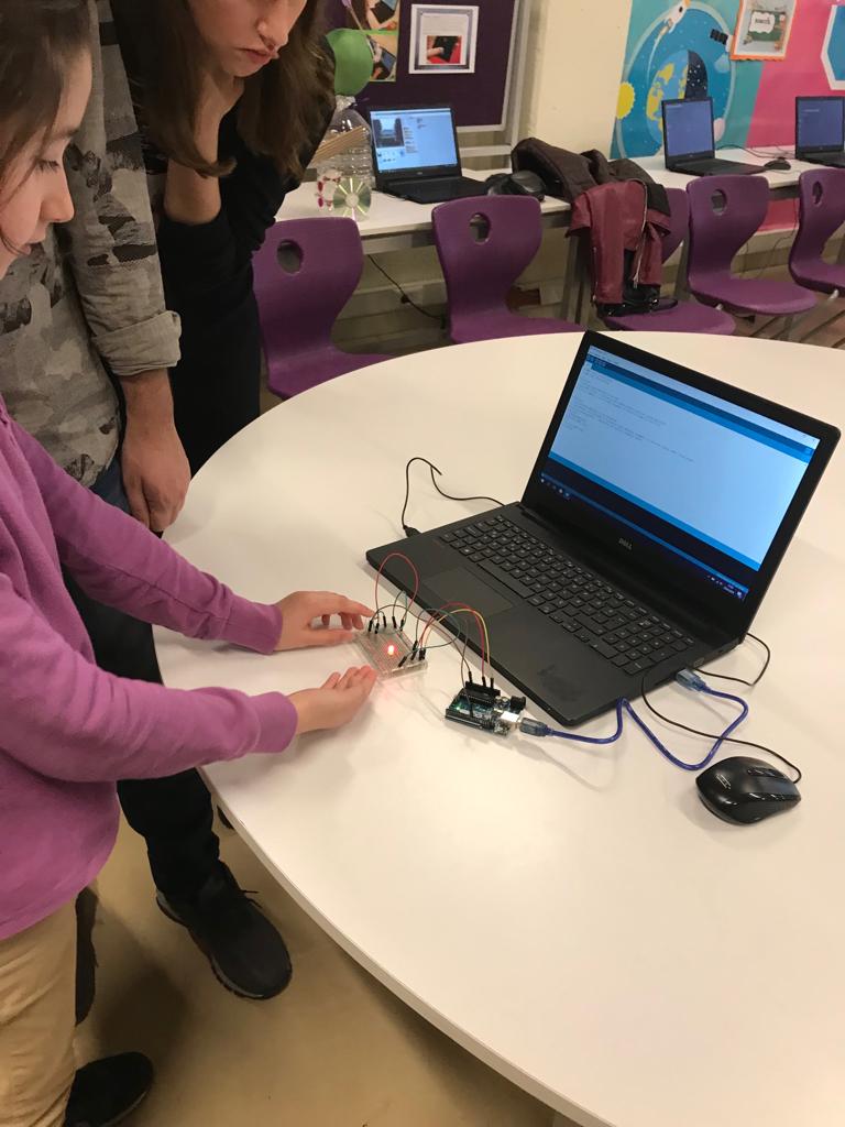 oyaakoglu's tweet photo. #MuratpaşaUğur 4. Sınıf öğrenci ve velileriyle 'Veliler Kodluyor' etkinliğimizi tamamladık. 
Öğrencilerimiz #Arduino ile yaptıkları Mesafe ve Işık Sensörü'nün çalışma mantığı ve kodlarını ailelerine anlatarak onların da yapmalarını sağladılar.
#VelilerKodluyor #UğurKodluyor https://t.co/GdHUredyQY