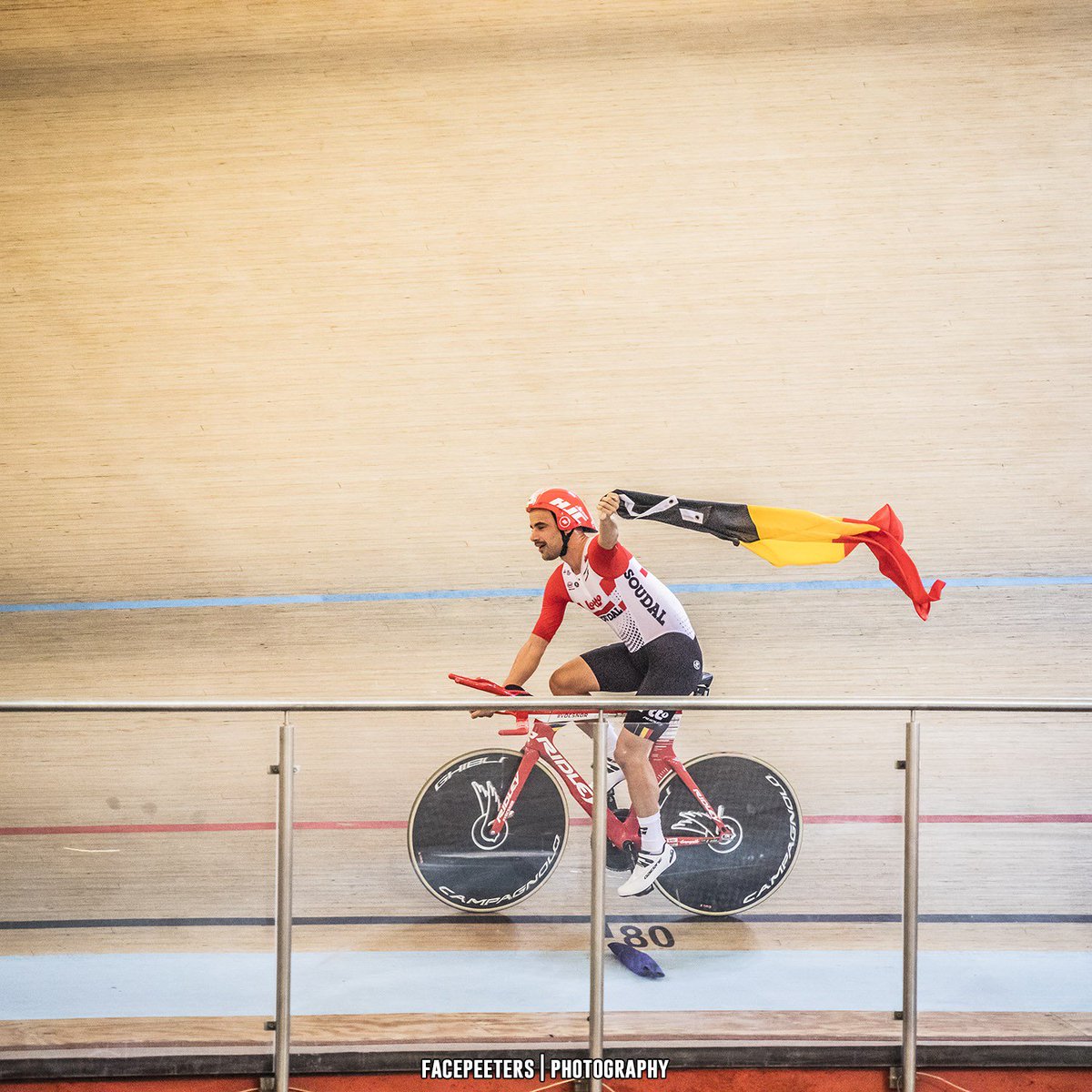 vittoriatyres's tweet photo. 😎😎@VictorCampenaerts @Lotto_Soudal 🏆🏆 UCI HOUR RECORD with #VittoriaPista #PoweredByGraphene: https://t.co/w02aBA2nSZ…/tires/road…/road-tires-track.html
#BehindCyclists https://t.co/NPKxwoIQm5