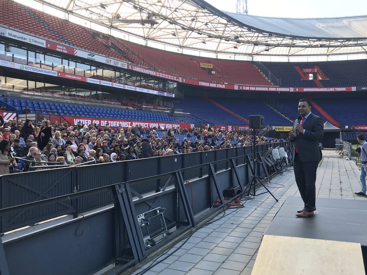 RichardMoti's tweet photo. Samen met @FeyenoordFound organiseren we vandaag in De Kuip een bijzondere banenmarkt: ‘Hand in Hand samen aan het Werk’. Voor vele werkzoekenden en werkgevers die niet alleen op de traditionele manier, maar ook door middel van Sport & Spel een match kunnen maken. https://t.co/6U0aXVbmkL
