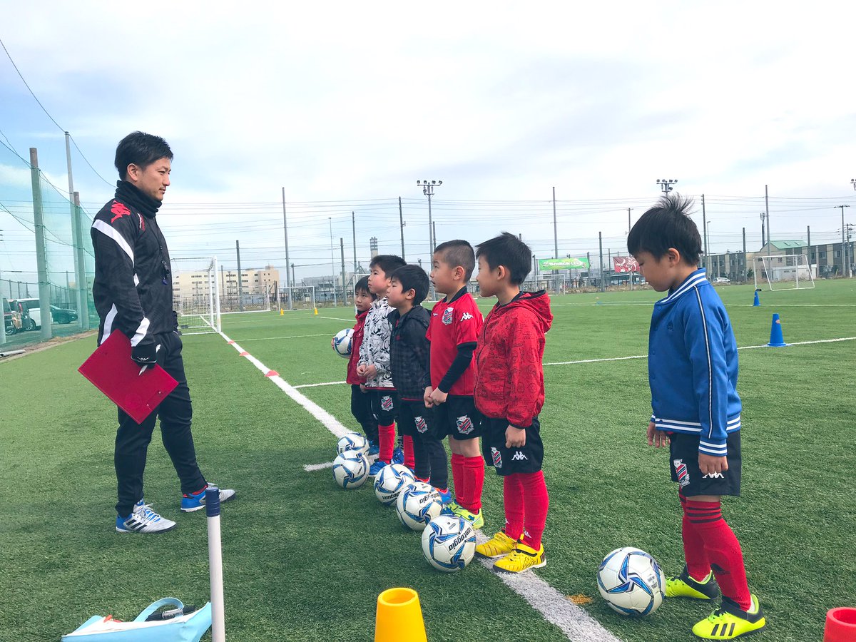 コンサドーレサッカースクール 公式 東雁来会場 木曜日 19年度の木曜日 東雁来会場の練習がスタート みんなでたくさん走って たくさんシュートを打って サッカーを楽しもう まだまだ スクール生募集しています 写真はキッズ