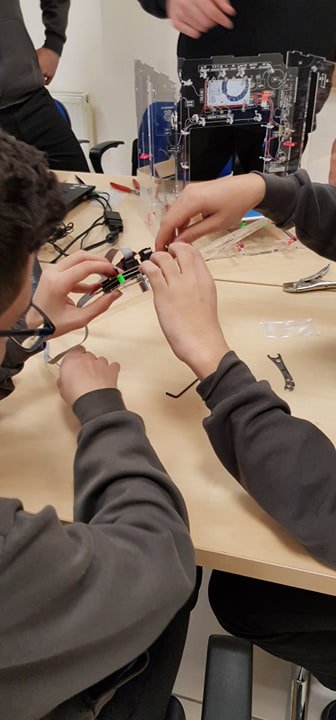 Imade3dCyprus's tweet photo. First time in Larnaka at PASCAL English School Larnaka 
It was a great class! In two days they built their own jellyBOX #3Dprinter and 3D printed the famous ‘’fish fossil’’. Now with their own 3D printer, they will see their inventions come to life!! https://t.co/ZYkfQi2FGg