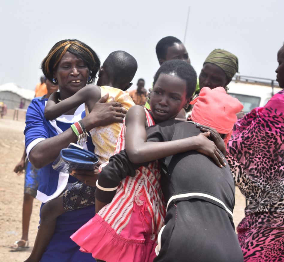 UNICEFBELGIQUE's tweet photo. Après une longue séparation, une maman revoit ses 5 enfants. ❤
Depuis le début du conflit qui fait rage au Soudan du Sud, 6.000 enfants ont pu être réunis avec leurs proches.
#6000BackHome in #SouthSudan 📸 SaveTheChildren/Tito Justin https://t.co/4N7FT5NiCk