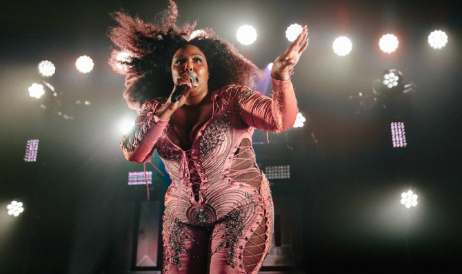 ATTRADEMUSIC's tweet photo. SHURE mākslinieki - Lizzo: https://t.co/vfkXTWfwf1 https://t.co/owh1hdIWeu