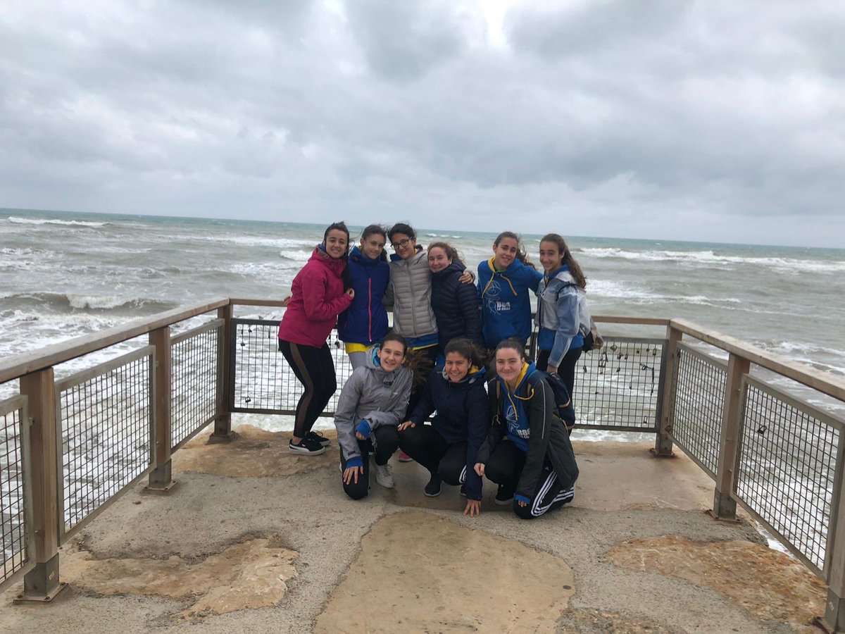 b86lasalle's tweet photo. No sólo hay #baloncesto en  #MDBC2019 nuestro #INFfemA disfrutando después de #ganar su primer partido  #SomosLaSalle https://t.co/zk7pfM8eQy