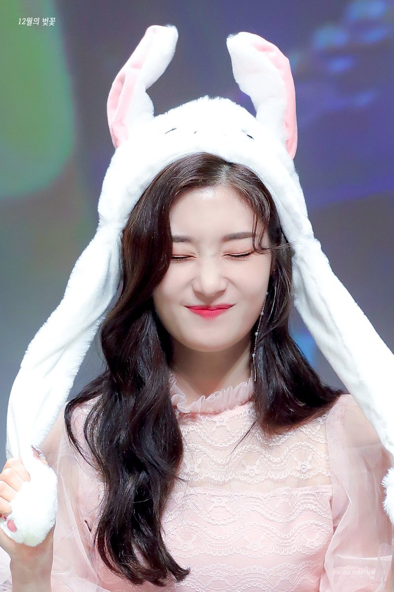 19971201_JCY's tweet photo. 190406 누리꿈스퀘어 팬싸인회 
#다이아 #정채연 #DIA #CHAEYEON
@dia_official https://t.co/iUkMCNbRAJ