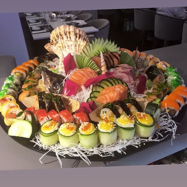 SUSHIDOURO's tweet photo. Identifica os amigos que achas que comeriam este tabuleiro todo... https://t.co/96ZtCs3Ofo