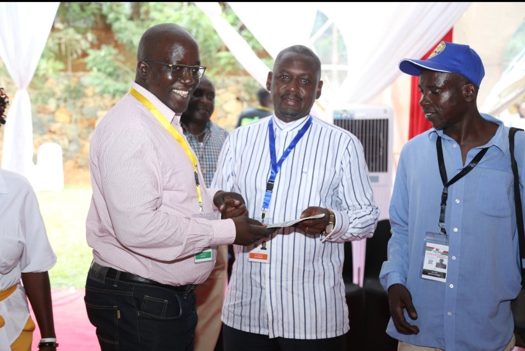 AmnestyKenya's tweet photo. Our health rights manager, @BrezhnevOtieno presented the #PatientsCharterKE to @OAmollo
and @SenMutula during the #LegSum2019 in Kisumu.This will foster a partnership with @county_forum @KenyaGovernors to ensure the key issues in #MaternalHealthMatters are addressed properly. https://t.co/jmN7E0R7DF