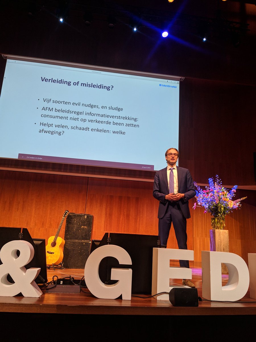 Resalieke's tweet photo. Bij workshop 'Evil nudges en sludge' van @wilte tijdens het Nibud congres 'Geld en gedrag'. #nibudcongres https://t.co/YqyHHwAy8q
