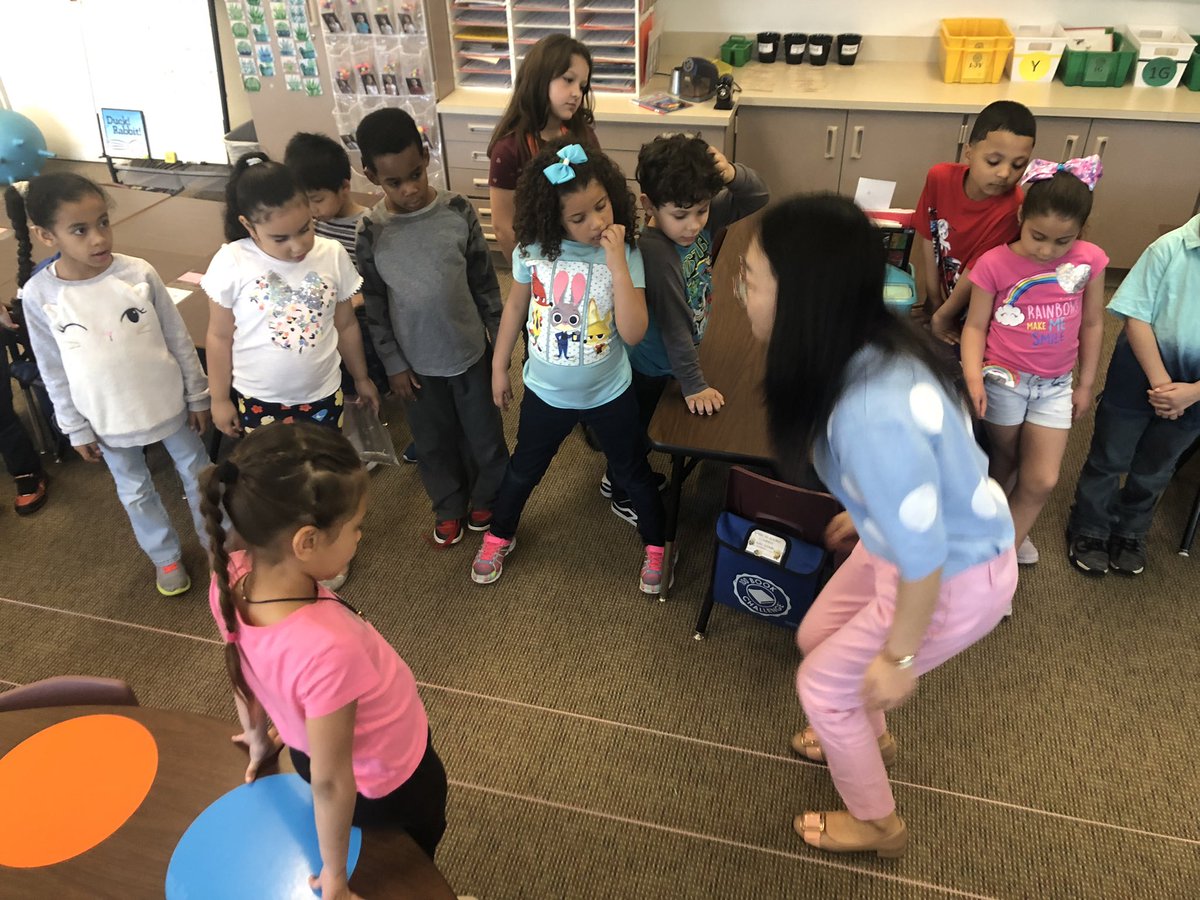 lmerbz's tweet photo. Miss Fan teaching students how to Chinese jump rope!! https://t.co/ypR4HLxOvM