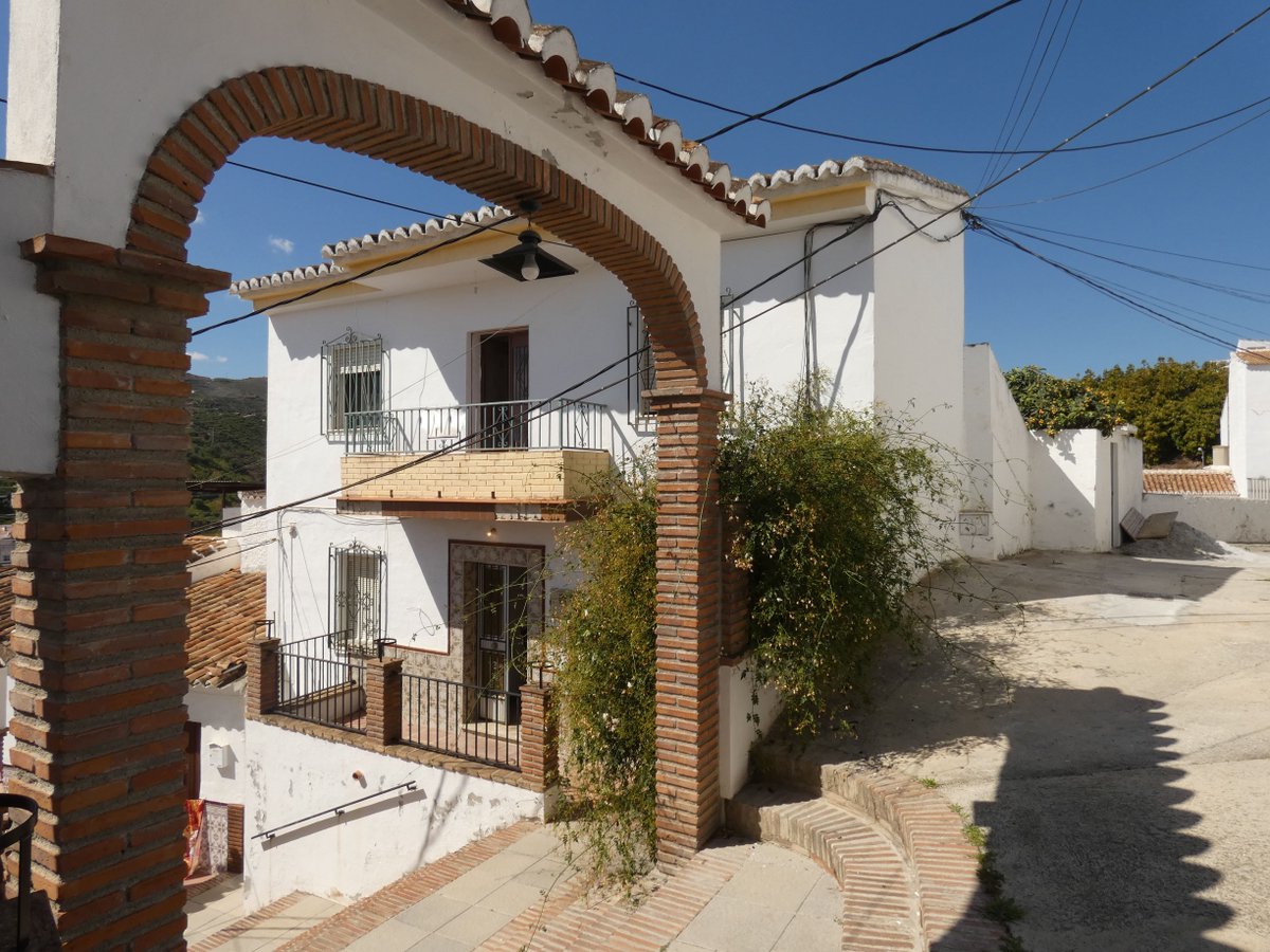 4mostProperty's tweet photo. Traditional 3 bedroom village house. Roof terrace. Beautiful village enjoying mountain views. Only 20 minutes from the beach and 40 minutes to Malaga airport. Listing from Essential Properties ➡️️ https://t.co/GhoS7ZmBO4 #spain #axarquia #malaga https://t.co/HcWUa9MDzM
