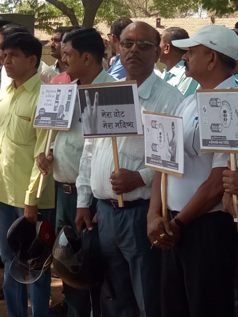 CollectorPMS's tweet photo. મતદાન જાગૃતિ અભિયાન અંતર્ગત ગોધરા ખાતે પોલીસ પરેડ ગ્રાઉન્ડ થી બાઈક રેલીનું આયોજન  કરવામાં આવ્યું https://t.co/jij5W0MAag