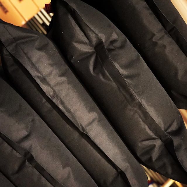 Vullen vullen vullen 😂😂😂 weer een zending klaar voor vertrek 🚚🚚🚚🚚🚚 #zitzak #zitzakvoordeel #zitzakvulling #vulling #bestselling #instalounge #instagood #instafollow bit.ly/2ICrR7g