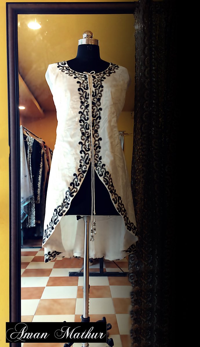 amanmatofficial's tweet image. Rich textures, extreme silhouettes &amp;amp; expressive designs!

Premium designer-wear by Aman Mathur

#POWERTODESIGN

amanmathur.in

#amanmathur #richtexture #extremesilhouttes #expressivedesigns #fashiondesigner #fashionhouse