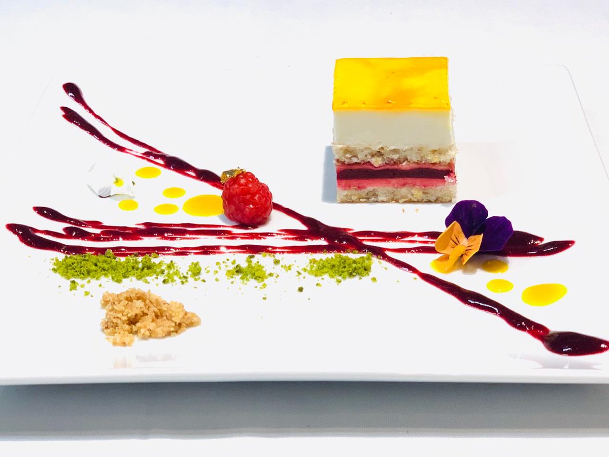 Pa de pessic de xocolata, crema de vainilla, punch de grosella, bescuit d'ametlles i llimó, gelatinós de gerds i mousse de llimó, salsa de xocolata i mel... són alguns dels ingredients que componen l'exquisida nova carta de postres Primavera-estiu del nostre establiment 🥧🧁🍮