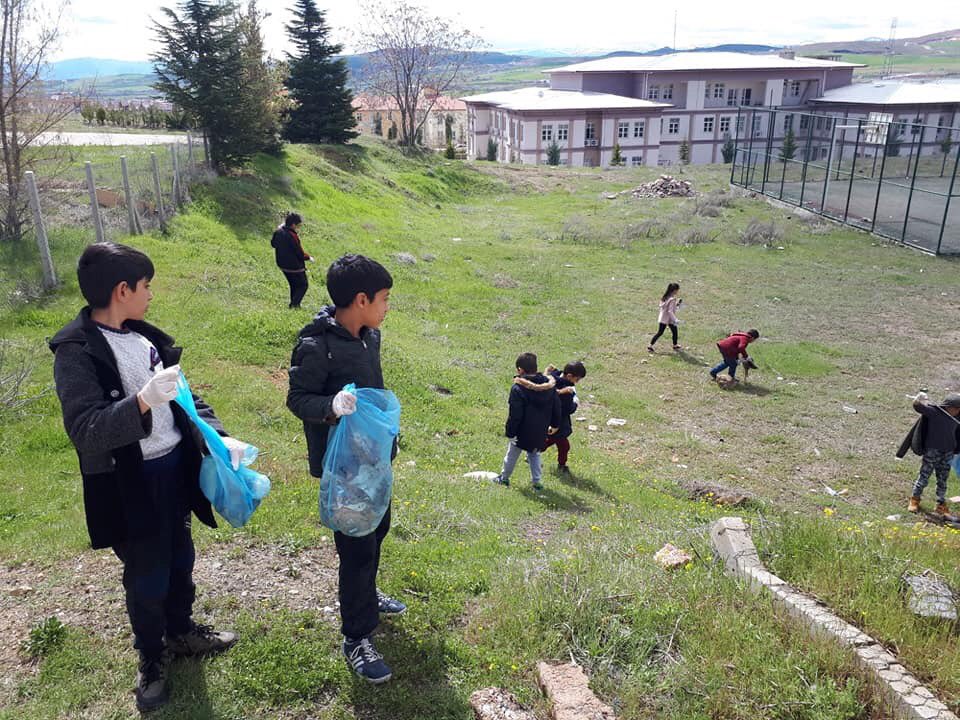 Çocuk Evleri Sitesi bünyesinde koruma altında olan çocuklarımızın sosyal sorumluluk bilincinin geliştirilmesi amacıyla kuruluşumuz çevresinde ki açık alanların temizliği yapıldı. <a href="/ZehraZumrutS/">Zehra Zümrüt Selçuk</a> <a href="/ailevecalisma/">Cshabakanligi</a> <a href="/selahattinguven/">Selahattin Güven</a> <a href="/SuatKenc/">SUAT KENÇ</a> <a href="/SAHABETTINCAN23/">ŞAHABETTİN CAN</a> @CocukHizGM