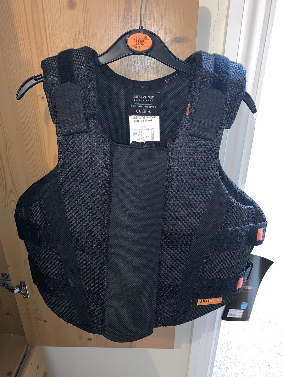 LORDM0RIARTY's tweet photo. Bought myself a safety vest now I’m doing jumping 😁 https://t.co/8rUHWnmVBX