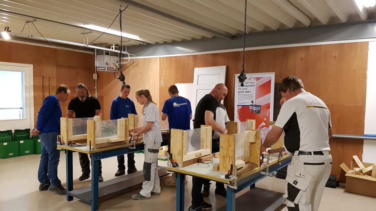 RepairCareNL's tweet photo. Niveau 2 Opleiding bij @mooijverf in Hengelo. De focus ligt vandaag op lamineren en stopvervanging met behulp van de praktijksimulator.👷🏼♂️ #repaircare #dryflex #duurzaamonderhoud #houtrotreparatie #houtreparatie https://t.co/Wr8Xg7ZE04