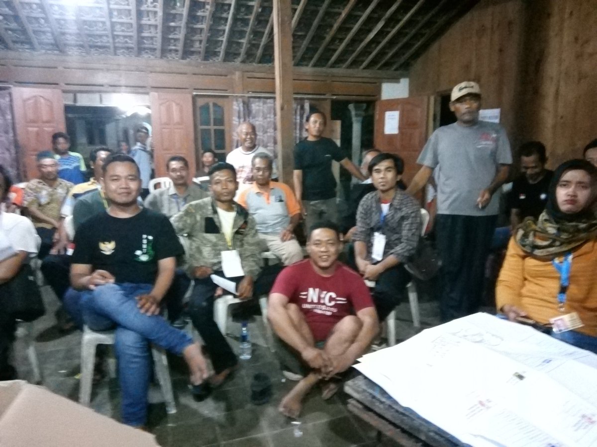 Bersama para warga yg setia menunggu hasil hitung suara. Sabar bapak2, ibu2, n adik2. Ketua kpps minum dulu soale ngucapin "sah" 1110 kali. Hehehe. Masyarakat Indonesia itu hebat