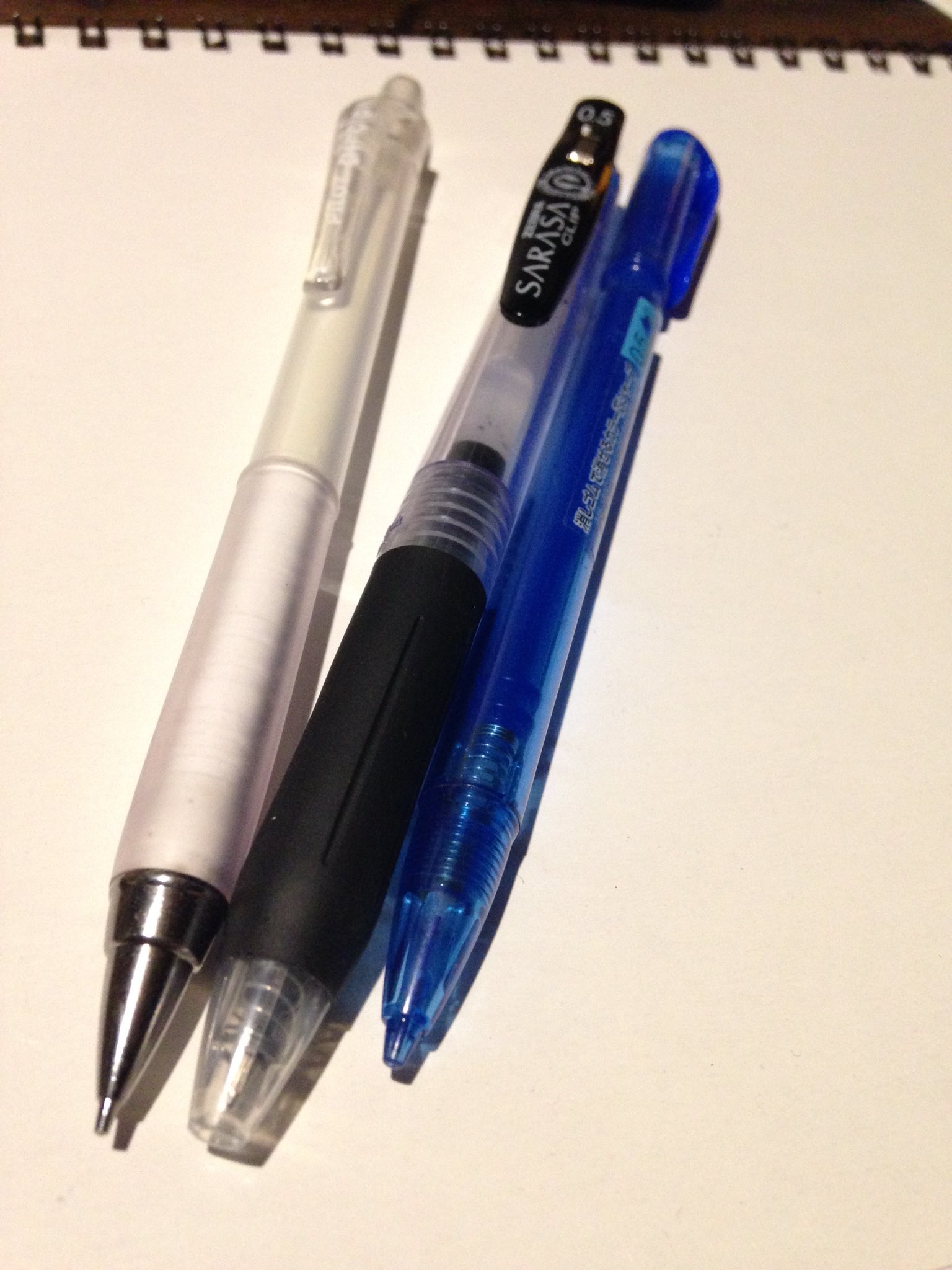 はんばーぐs 半波 Satonari555 いつも使ってる白いシャーペンとsarasaのボールペン 使いやすい と青 シャーペンです T Co Wxztr7m7xa Twitter