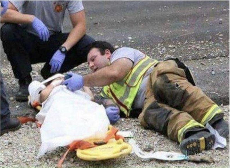 psicourgencias's tweet image. “La presencia de otro en el momento crítico, o inmediatamente después, puede ser más decisiva aún para el afectado, que el propio suceso trágico”.
GdT Gestión Emocional en Urgencias y Emergencias SEMES Andalucía
#TESENFORMA @psicoprincesa81