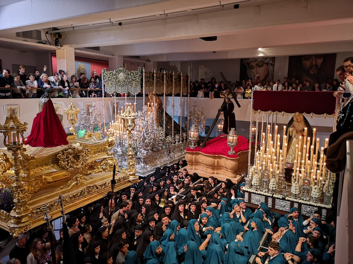 SDelosReyesR's tweet image. Ayer el Redentor derramó sobre nosotros toda su Gracia y Esperanza. Y dio una lección magistral q se llamó HERMANDAD. Nunca olvidaré el gesto de amor a nuestra @HdadMediadora. Gracias querida Cofradía de @Estudiantes_mlg. Qué la Virgen Mediadora os proteja siempre. #CofradíasMLG