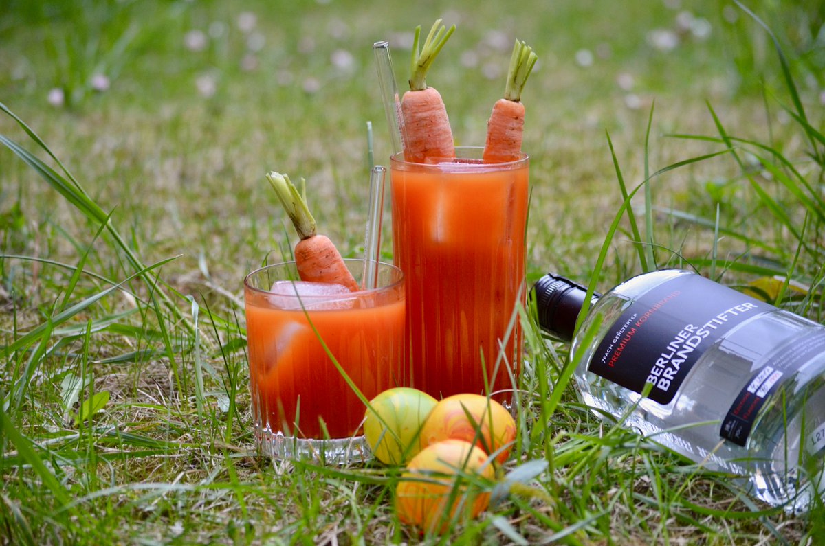 brandstifter__'s tweet photo. What does a rabbit drink at #Easter in #Berlin? 
A BERLIN BUNNY!
Stir 5cl grain spirit, 6cl carrot juice, 4 cl tomato juice, 1 dash Worcestershire, 1-2 dashes Tabasco, 1 dash lemon juice &amp; some salt &amp; pepper on ice &amp; strain into a glass filled with ice cubes. Garnish with carrot! https://t.co/D8VptHJ4YH