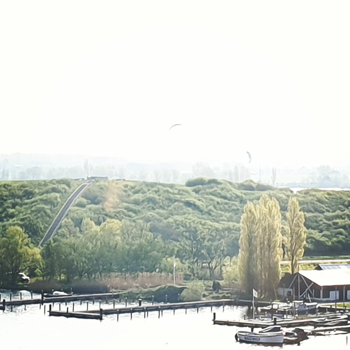 limiete's tweet photo. Het is mooi weer om te kitesurfen @mooie nel! Een mooie dag om een nieuw magazine te lanceren 😁

Met @SpringerUit

#DPPR #magazine #SDG17 #LinOnaMission #launchfeestje #broeiutrecht https://t.co/uBhbXnqX2V