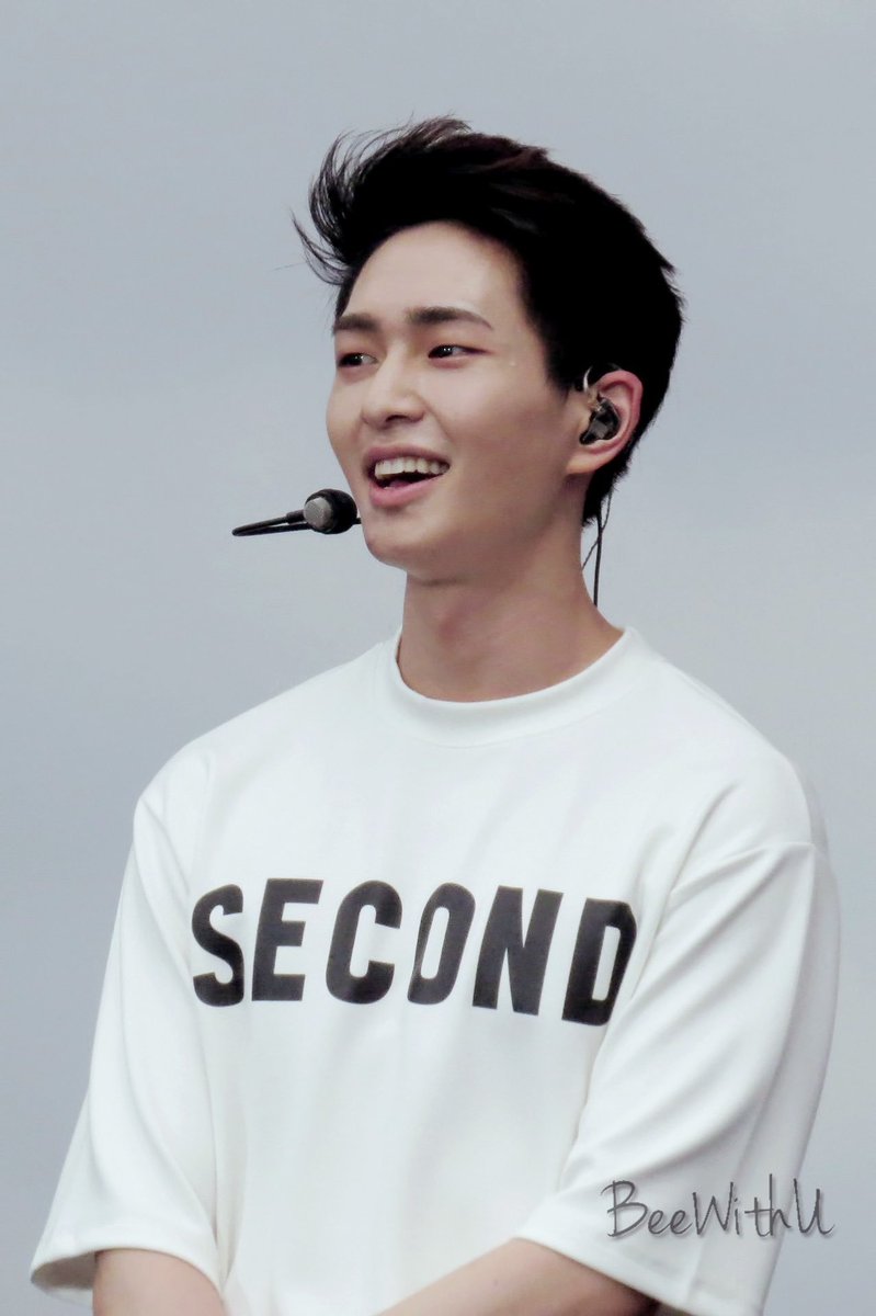 I LIVE FOR LEE JINKI AND HIS LIGHT STUBBLE 