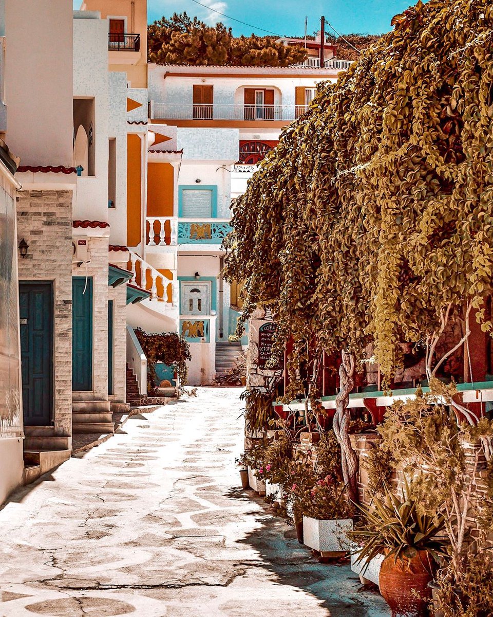 #Karpathos is an island where villages 🏘 cascade down verdant mountainsides and where the Greek soul remains genuinely untarnished. Today we introduce you Diafani village!😍 #AegeanLikeNoOther | #RegionOfSouthAegean

📸 @ tasta77 (via IG) 🙌