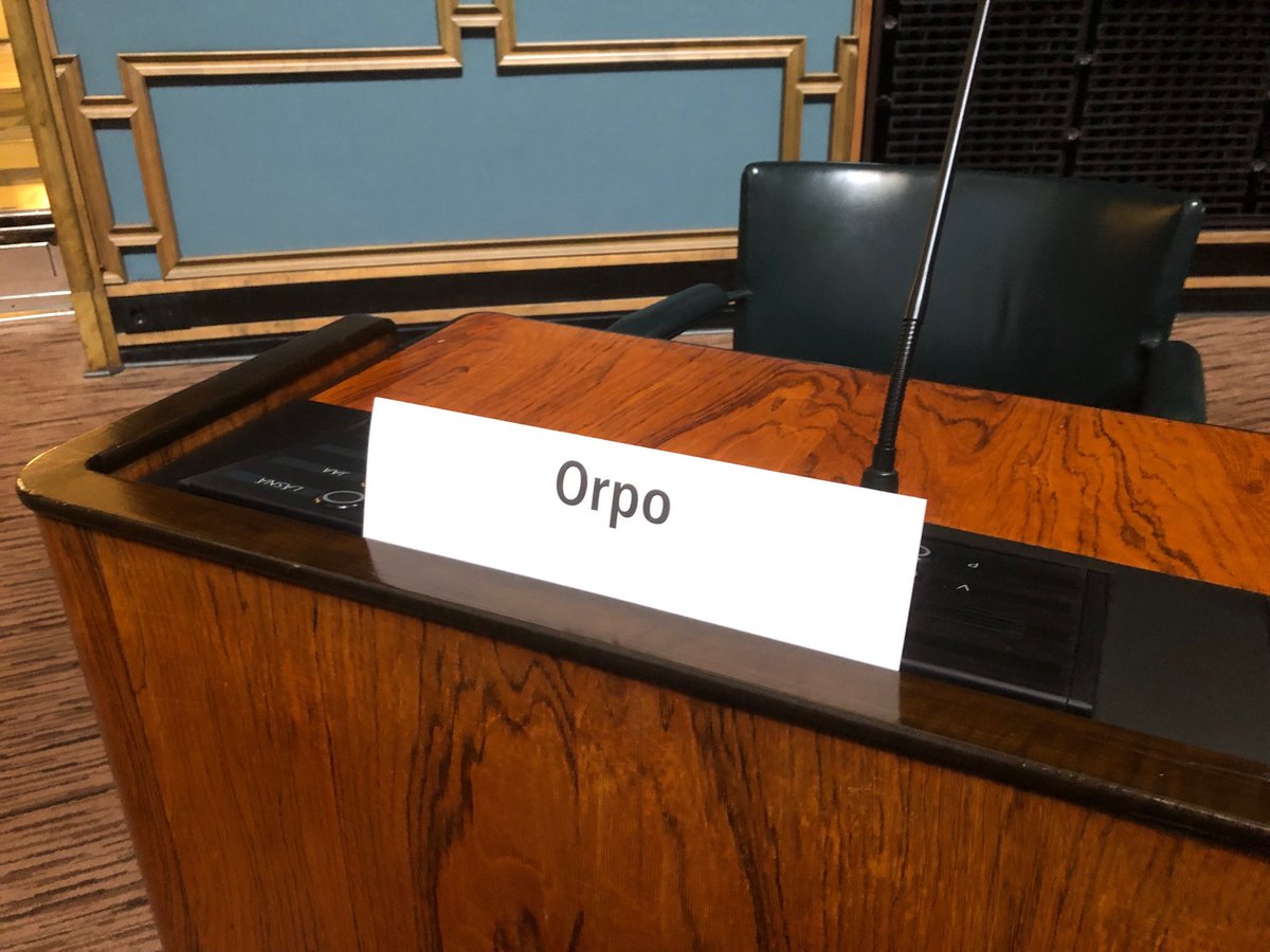 Mitähän se tämäkin tiennee? Petteri Orpo salissa äärimmäisenä vasemmalla. #hallitusneuvottelut #petteriorpo #eduskuntavaalit