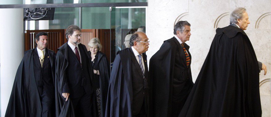 maia_aa's tweet photo. PODER JUDICIÁRIO: OSTENTANTACAO DO MEDO
Nestes ultimos dias temos visto o Poder Judiciário sendo massacrado pela "rede" a rede que falo é a internet que colocou contra parede toda turma jurídica do Brasil contra dois famigerados de toga.
Meus amigos é muito poder! https://t.co/PeanXk09s7
