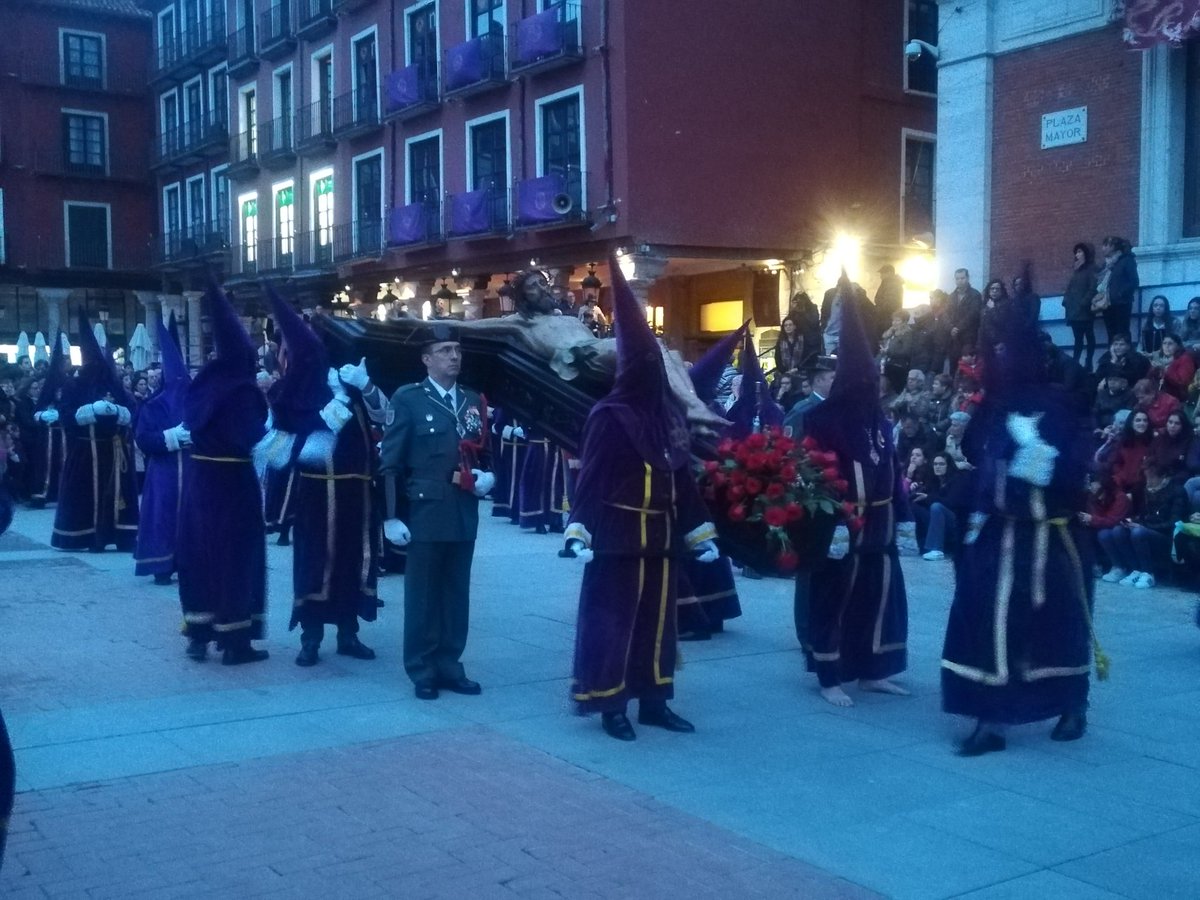 #MiércolesSanto #ViaCrucis en un #Valladolid que acompaña en silencio por las calles a Nuestro Padre Jesús Nazareno
@nazarenovall
@VCofrade @jcssvall @magyto7 #MercedesCantalapiedra