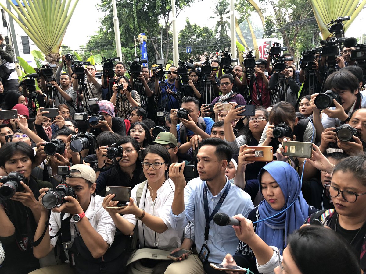 Menunggu berita, mendapat berita, menyiarkan berita.Dunia dalam berita.