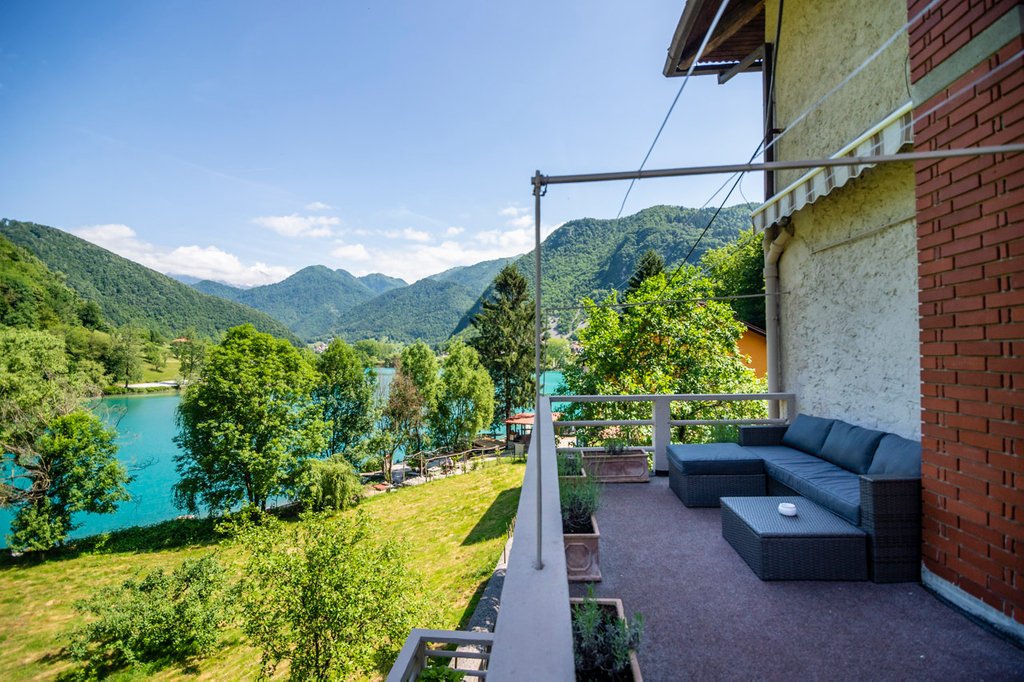 HomeForExchange's tweet photo. #Newhomestoexchange - Nena's "house on the lake" is located in the idyllic village of Most na Soči. 🏔️🇸🇮 https://t.co/kRYt3gdeD9 https://t.co/6n024yIqZm