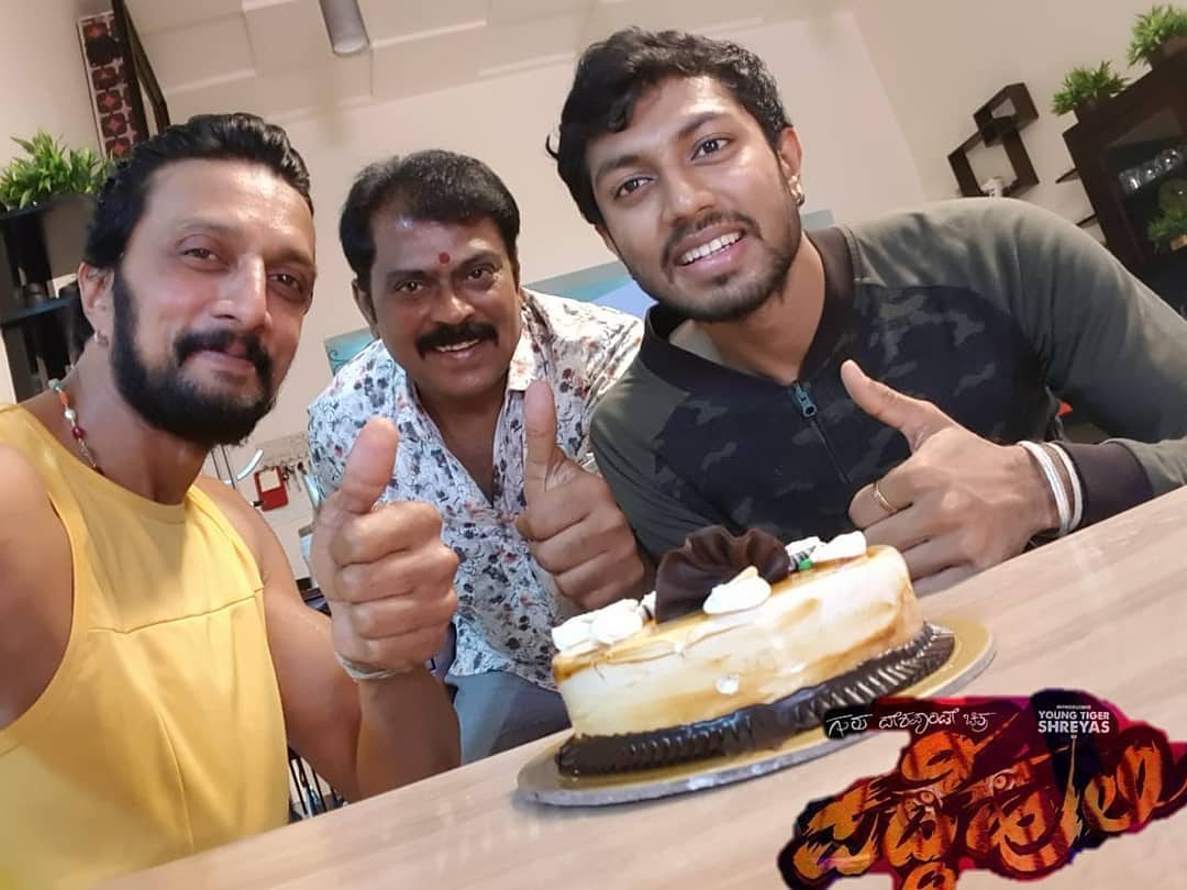 #ExclusiveSelfie.😍👌 of

Namma @KicchaSudeep Anna with #PaddeHuli Team.❤️

#PaddeHuliReleasingOn19th 👍
@deshpandeguru1 @nishvikaa
@ShreyasManju5 @kmanjugowda 

Follow Us : 👉 @GLKSSS_Official