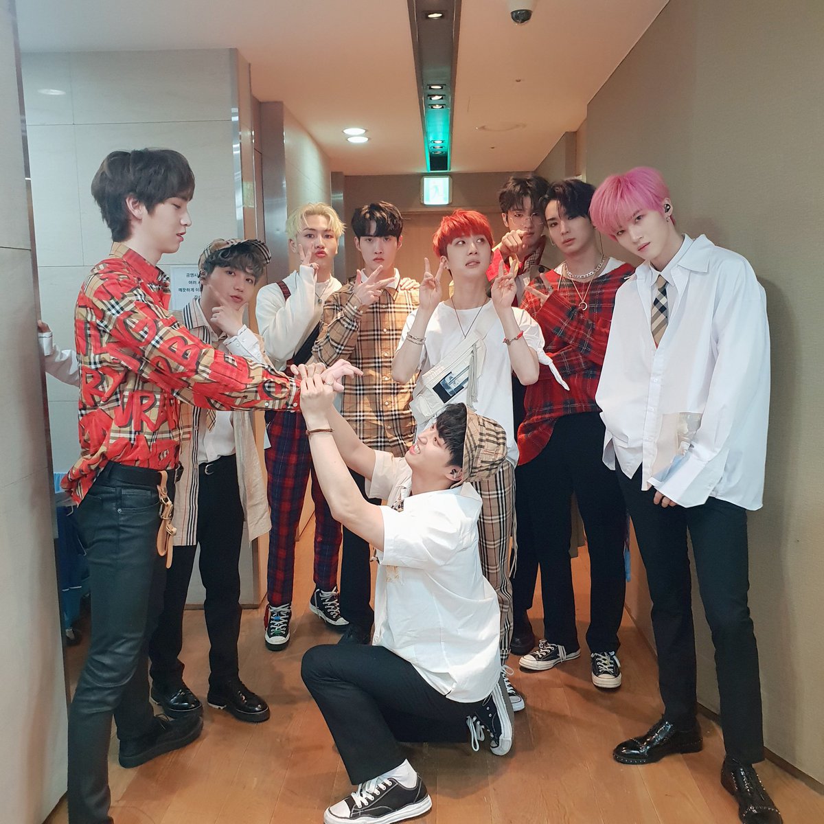 CUBE_PTG's tweet photo. [📸] 20190418 @ 엠카운트다운
　
빙하도 녹여버릴 펜타곤 표 봄캐럴! 유니버스 봄눈길만 걸어요🌸❄️
　
 #펜타곤 #봄눈
 #PENTAGON #Spring_Snow https://t.co/ca1FMdr9dT