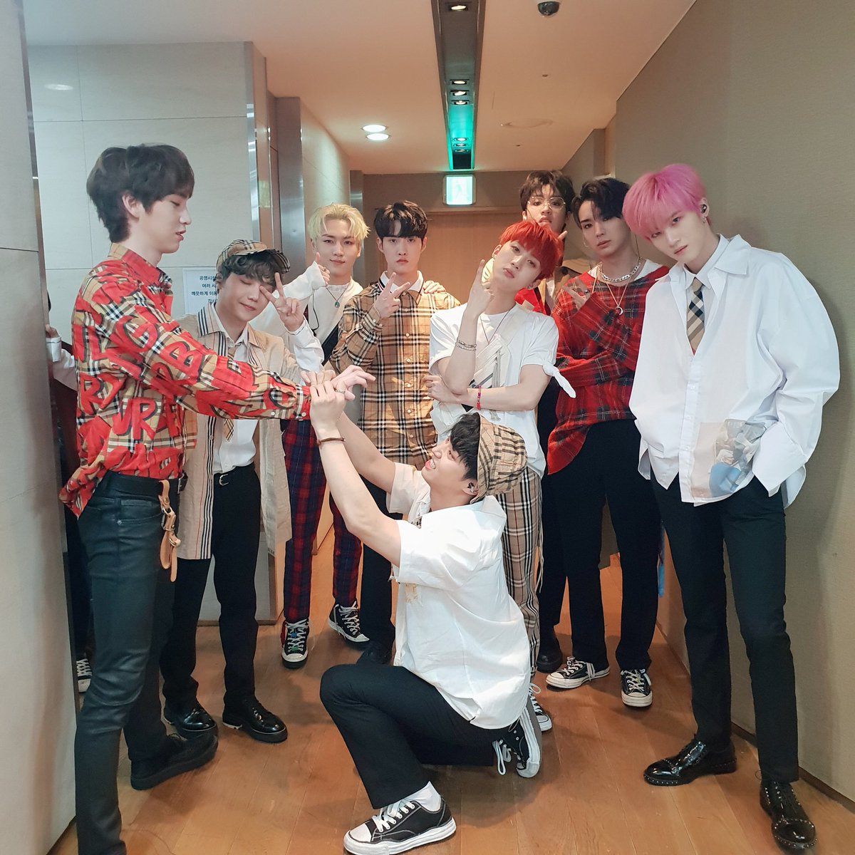 CUBE_PTG's tweet photo. [📸] 20190418 @ 엠카운트다운
　
빙하도 녹여버릴 펜타곤 표 봄캐럴! 유니버스 봄눈길만 걸어요🌸❄️
　
 #펜타곤 #봄눈
 #PENTAGON #Spring_Snow https://t.co/ca1FMdr9dT
